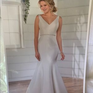 Plus Size Wedding Dress - Essence of Australia NWT